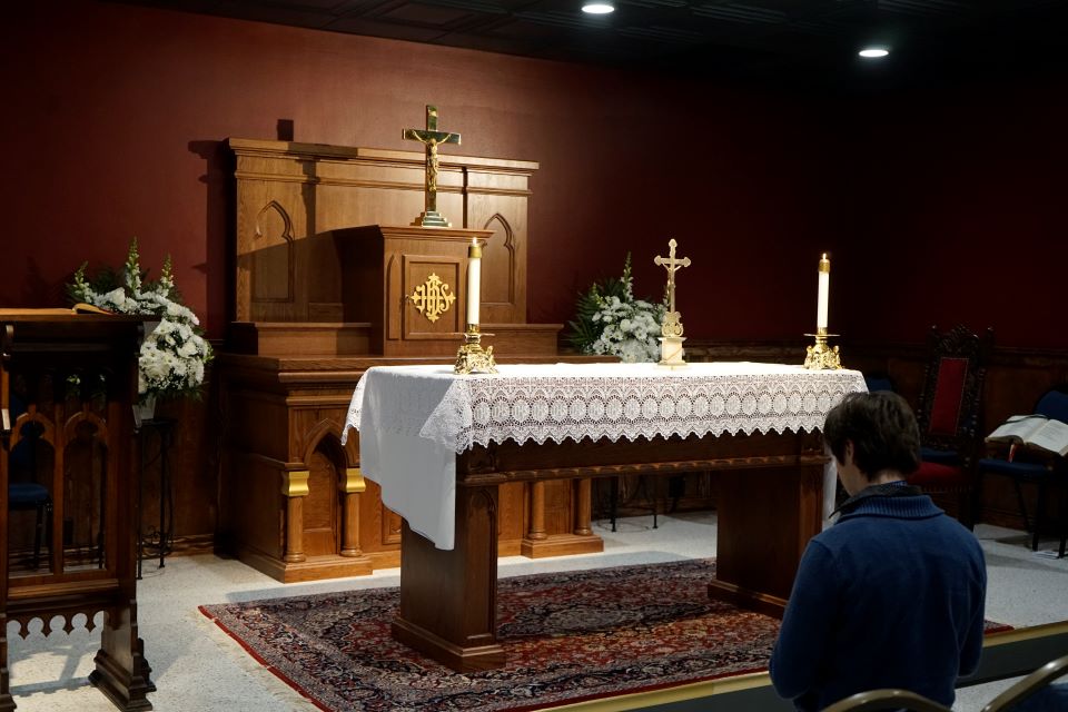 Members of the Jesuit Conference of Canada and the United States are hitting the road during the Lenten season, bringing the relics of St. Jean de Brébeuf to cities across Canada and the United States. The tour stops in St. ֱοƵ on Sunday, Feb. 25, at the Cathedral Basilica of St. ֱοƵ. SLU’s Catholic Studies program hosts an hour of veneration during the stop.
