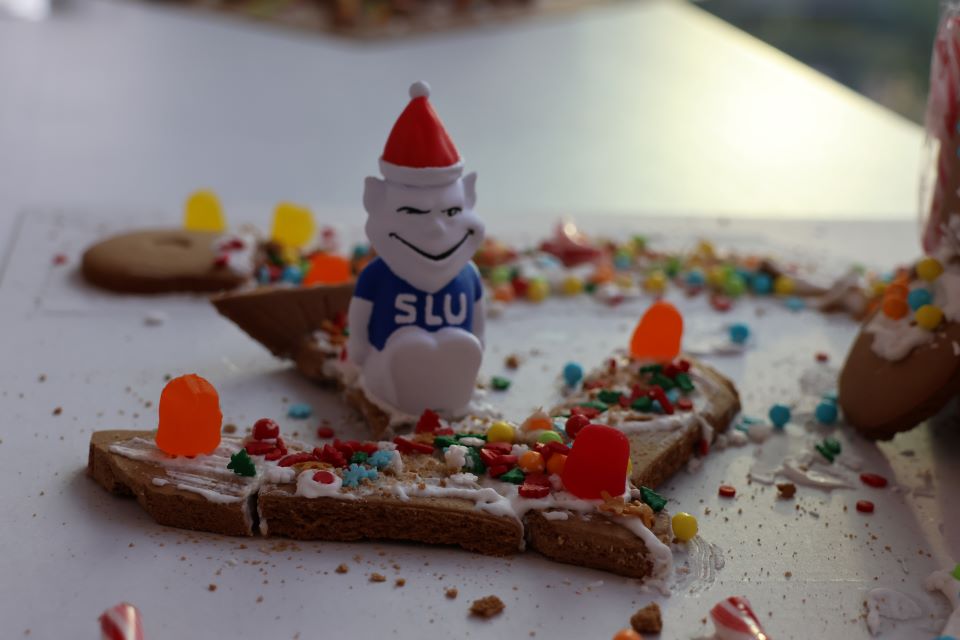 Teams of students in Saint ֱοƵ University’s School of Science and Engineering put their engineering skills to work for a December Innovation Challenge. The teams built gingerbread houses designed to stand up during a weight-loading competition.